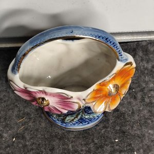 Canasta Decorativa de Porcelana Esmaltada con Flores y Detalle Numerado - imagen 6