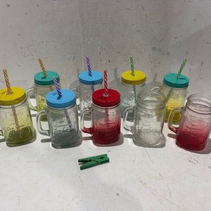 Lote siguiente: Set de 9 Jarritos Estilo Mason Jar con Tapa y Sorbetes