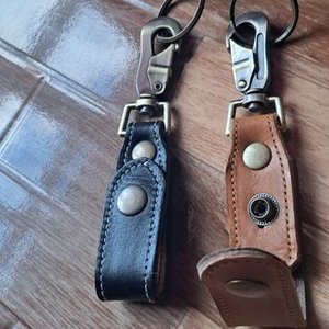 Set de 2 Llaveros de Cuero Nuevos - imagen 2