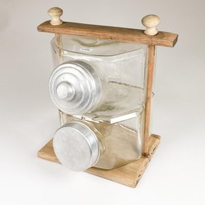 Caramelera Antigua de Vidrio y Madera con Dos Frascos y Tapas - imagen 1