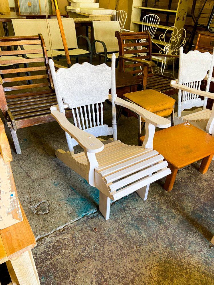 Sillón de Madera Blanco y Mesa Auxiliar Naranja
