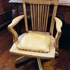 Lote anterior: Sillón de Escritorio Antiguo de Roble Macizo Restaurado