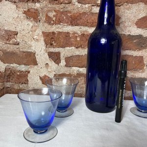 Juego de 4 Copas de Vidrio Azul y Botella Vintage - imagen 3