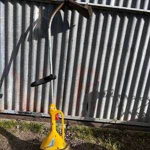 Lote siguiente: Bordeadora a Nafta Amarilla - Funciona, Falta Piola