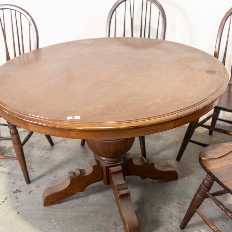 Mesa de comedor estilo Tudor con tapa circular y cuatro sillas Windsor - imagen 3