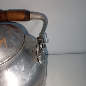 Tetera Grande de Aluminio con Mango de Madera - imagen 2