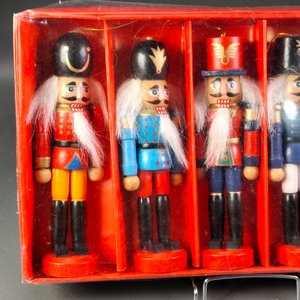 Set de 6 Cascanueces Navideños Colgantes Soldados en Empaque Original - imagen 4