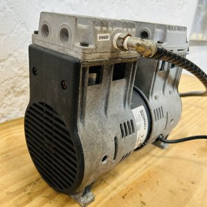 Lote #086 –  Bomba de vacío o Comprensor de aire sin aceite- Thomas - imagen 2