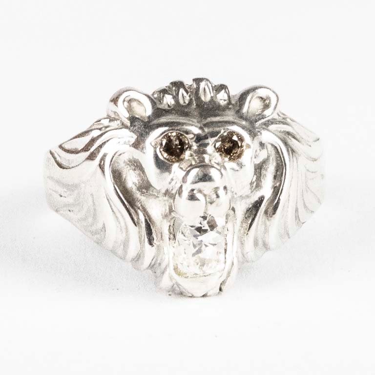 Anillo de plata con zafiros blancos, diseño de león - imagen 1