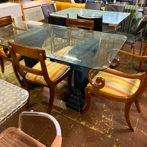 Lote anterior: Mesa de Comedor con Estructura Negra y Sillas Estilo Clásico