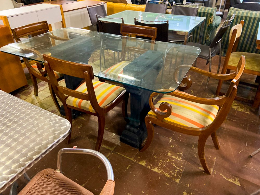 Mesa de Comedor con Estructura Negra y Sillas Estilo Clásico