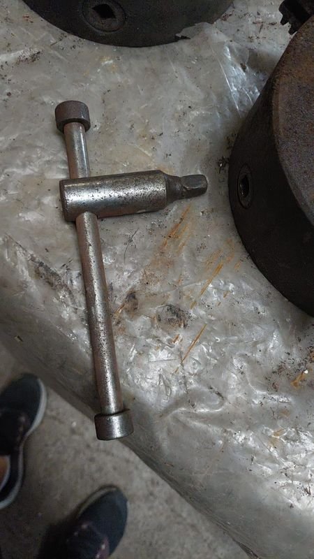 Tornillo con llave de metal - imagen 4