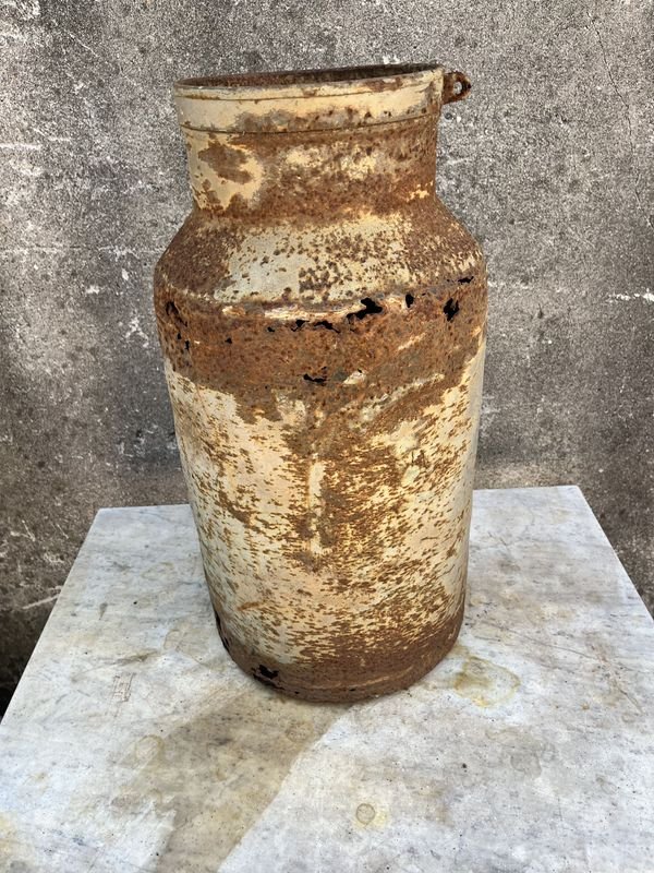 Antiguo tarro de leche de chapa para decoración