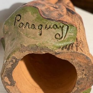 Escultura Artesanal Paraguaya en Terracota Policromada: Campesina con Cesta - imagen 3