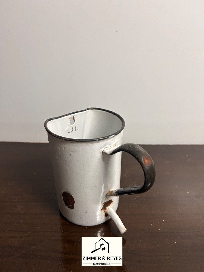 Jarra Antigua de Esmalte Blanco con Pico y Asa Negra