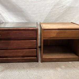 Lote anterior: Juego de 2 mesas de luz de madera con tapa de vidrio