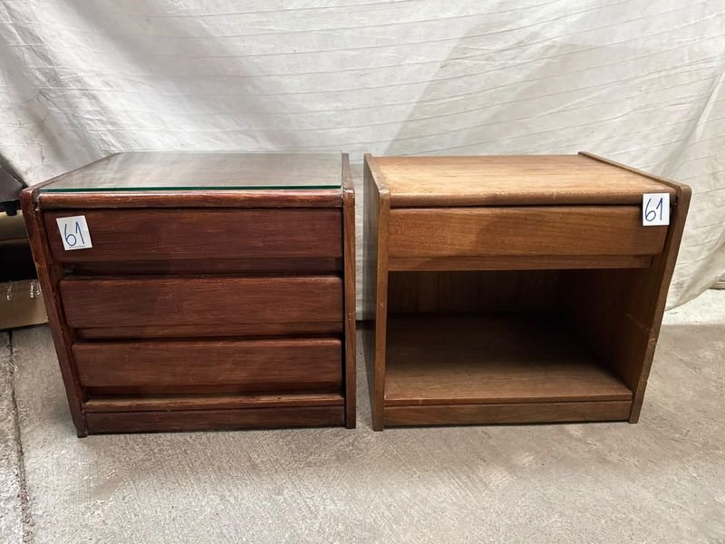 Juego de 2 mesas de luz de madera con tapa de vidrio