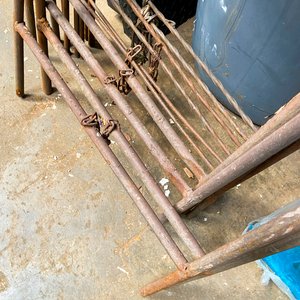 Cinco Caballetes Metálicos Plegables para Construcción o Taller - imagen 4