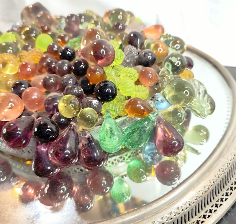 Veladora rara con base metálica y uvas de vidrio en diferentes colores - imagen 3