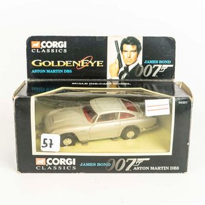 Auto Aston Martin de la película de James Bond Goldeneye escala 1/36 colección Corgi es su caja original. - imagen 1