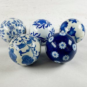 Lote siguiente: Cinco Esferas Decorativas de Cerámica Azul y Blanca con Diseño Floral
