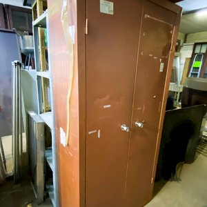 Tres piezas: mueble metalico color marron dos puertas y dos mesitas rodantes color marron con detalles - imagen 2