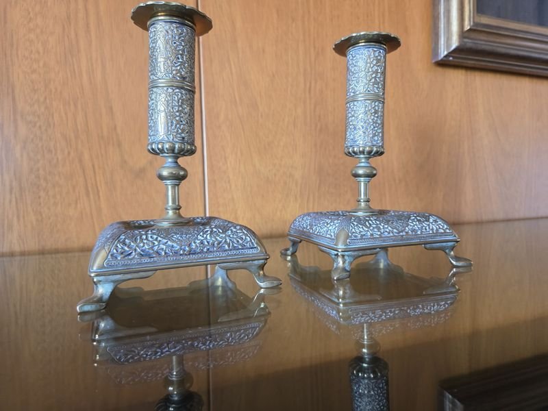 Lote anterior: Candelabros de bronce labrado en plata