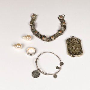 Lote de 6 Joyas: Pulseras, Anillo, Caravanas y Guardapelo - imagen 2