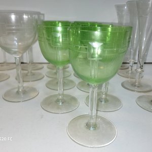 Juego de 37 Copas de Cristal Transparentes y Verdes de Varios Diseños - imagen 3