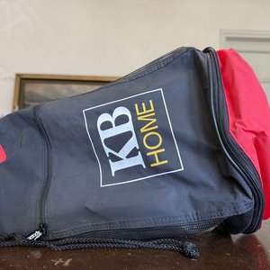 Mochila Bolso KB Home Negra con Detalles Rojos y Forro Aislante - imagen 2