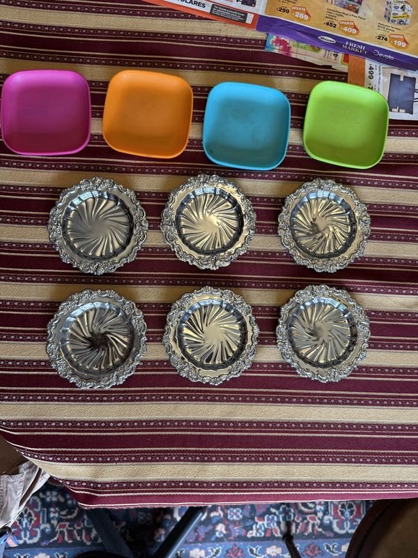Lote de 4 Portavasos Metálicos Ornamentales y 4 Bandejas Plásticas Cuadradas