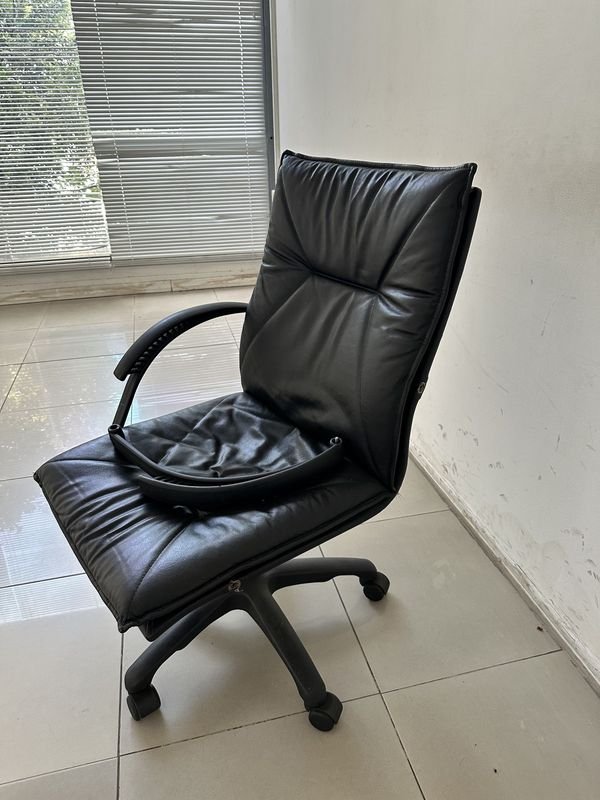 Silla de Oficina Usada con Cuero Negro y Ruedas - imagen 4