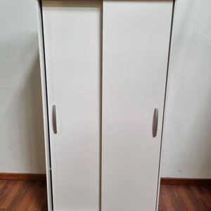Ropero Blanco con Puertas Corredizas y Estantes - imagen 1