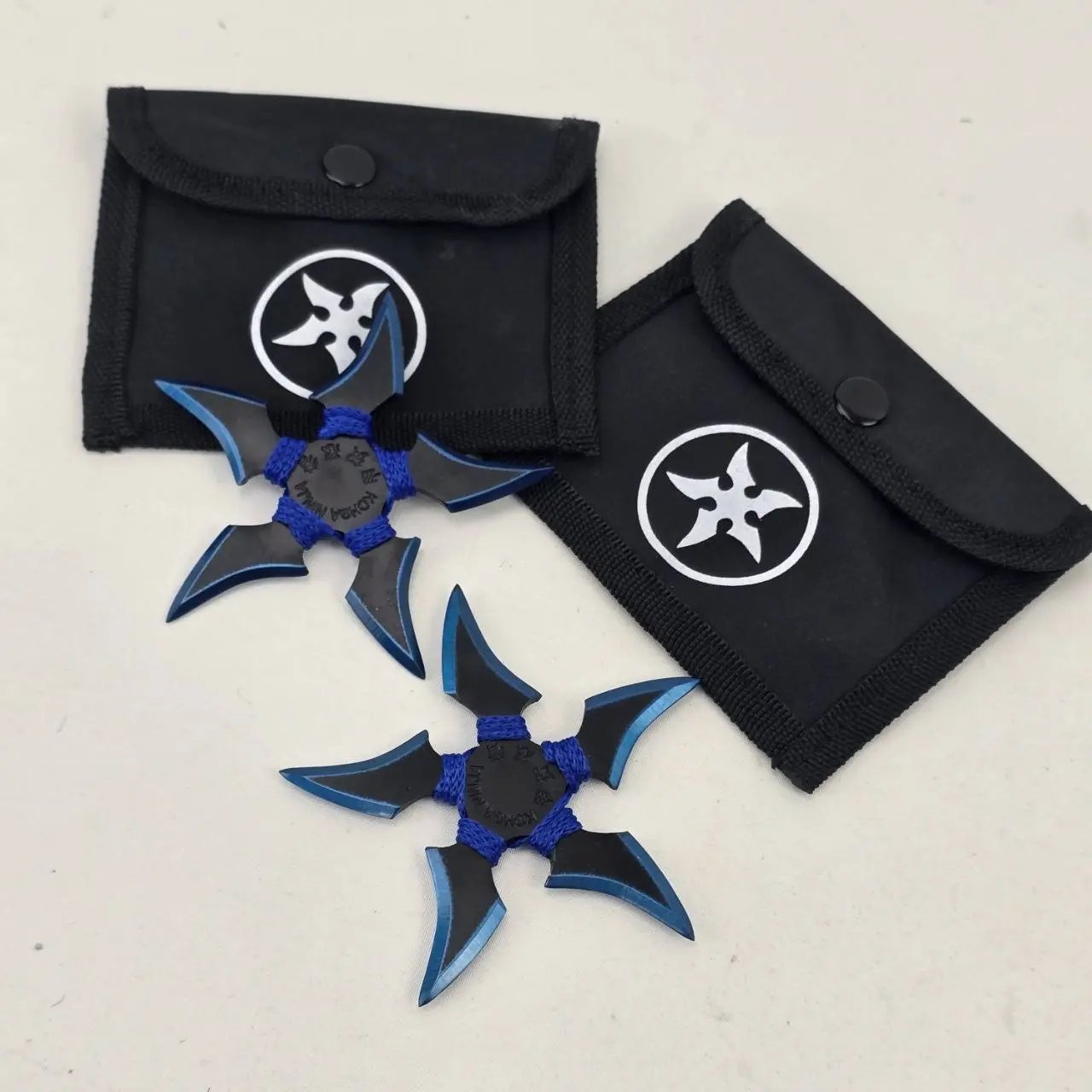 Set de 2 Estrellas Ninja Metálicas con Funda Negra