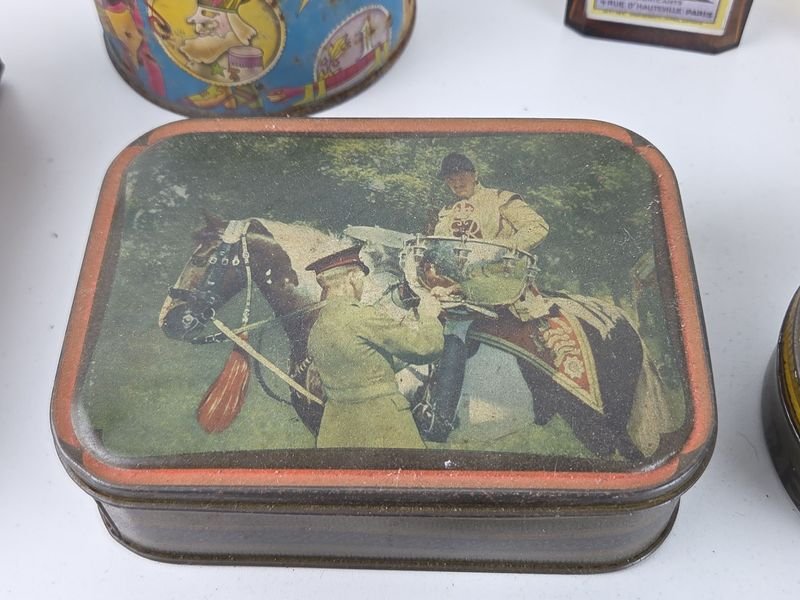 Colección de latas antiguas y objetos decorativos - imagen 10