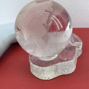 Cenicero de Vidrio Prensado con Globo Terráqueo y Continentes Esmerilados - imagen 2