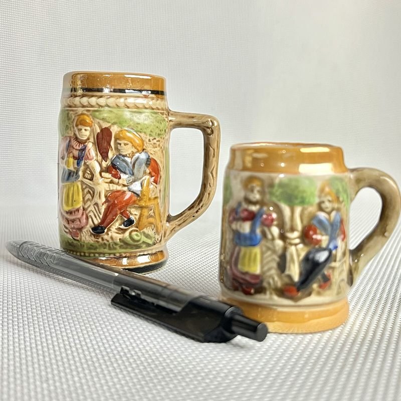 Dos tazas de porcelana pintadas a mano con motivo de personajes - imagen 5
