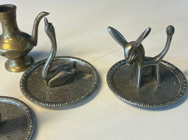Colección de Figuras y Jarra Antiguas en Metal - imagen 2