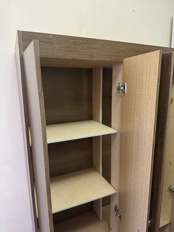 Ropero moderno de 4 puertas en buen estado - imagen 5