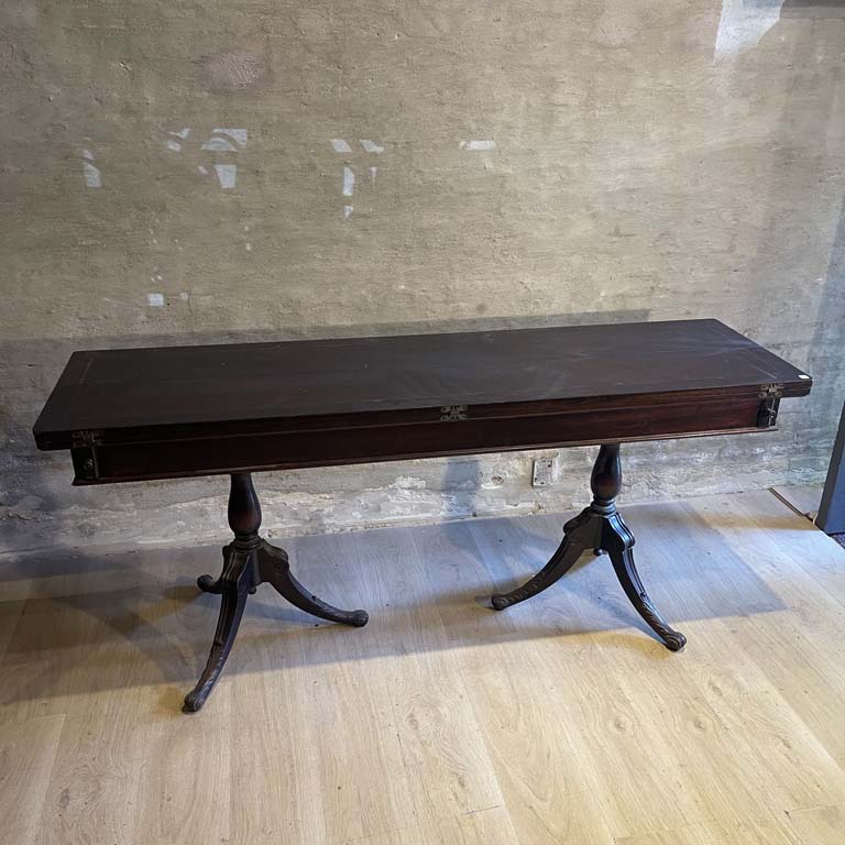 Lote anterior: Mesa libro inglés en cedro con marquetería - Medidas: 176x97x78cm