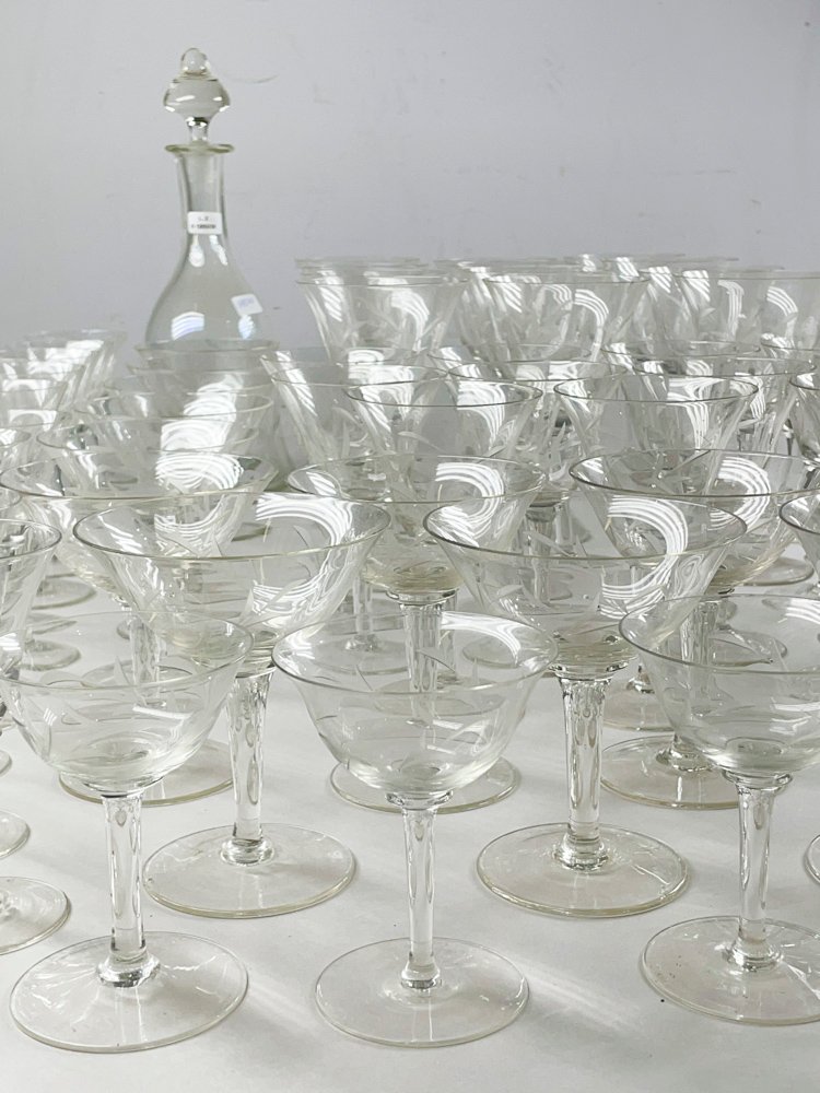 Colección de copas hialinas talladas y botellón - imagen 3