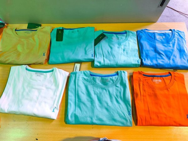 Colección de camisetas y ropa en excelente condición - imagen 1
