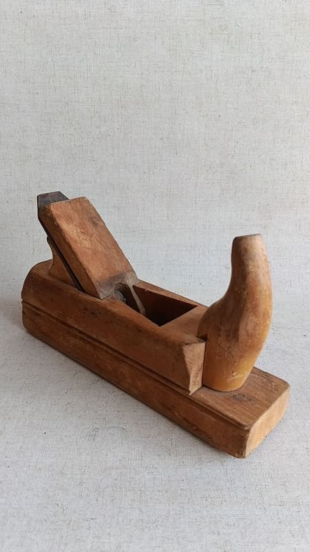 Cepillo de carpintero antiguo de madera con cuchilla sellada - imagen 1