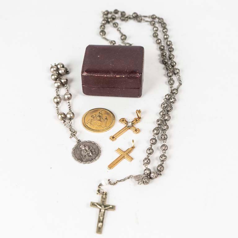 Lote anterior: Pulsera de plata con bolitas y dije, rosario de metal