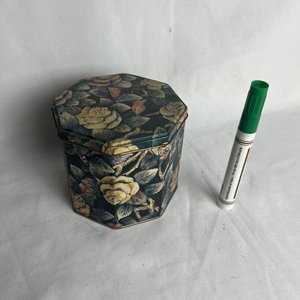 Juego de 3 Latas Octogonales Antiguas Decoradas con Flores y Mariposas - imagen 7