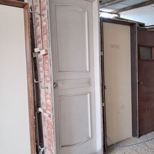 Lote siguiente: 3 Puertas de Cedro con Tableros Moldurados (2 Izquierdas, 1 Derecha)