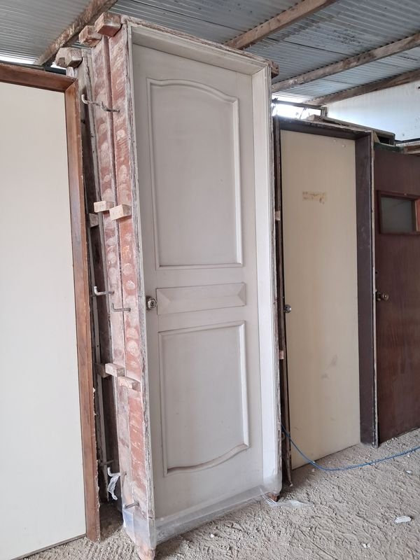 3 Puertas de Cedro con Tableros Moldurados (2 Izquierdas, 1 Derecha)