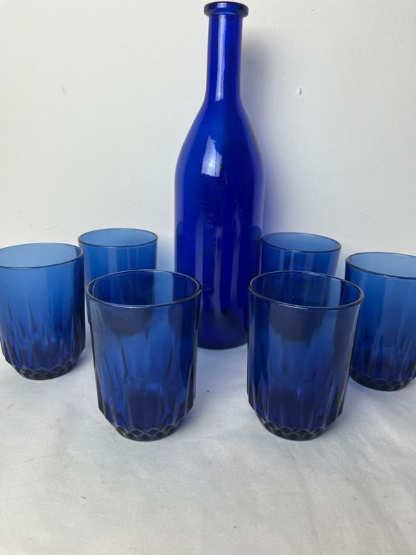 Botella y vasos de vidrio azul - imagen 4
