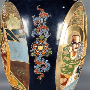 Jarrón Satsuma Azul con Diseño en Relieve y Figuras Orientales - 31.5 cm - imagen 5