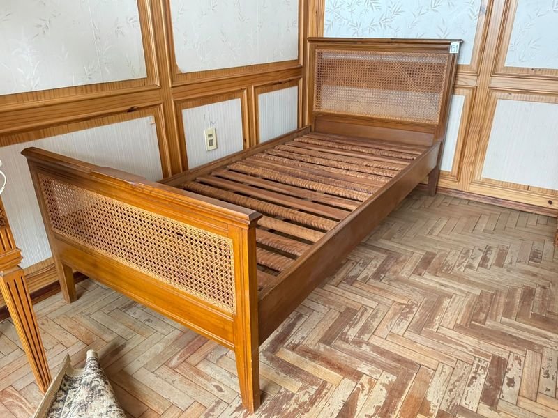 Cama de Madera con Respaldo y Cabecera de Esterilla